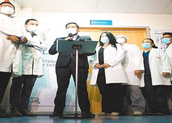 El ministro de Salud, Jeyson Auza (derecha), dio detalles de estas operaciones, ayer.