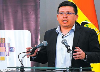 El ministro de Planificación, Sergio Cusicanqui, brinda una conferencia de prensa.