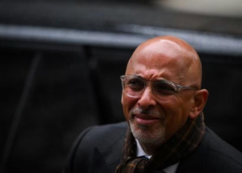 El primer ministro británico destituye al líder de su partido por falta de transparencia fiscal