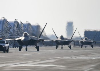 Aviones de combate F-22 de la Fuerza Aérea de Estados Unidos en Gunsan, Corea del Sur, en una foto suministrada por el ministerio de Defensa surcoreano el 20 de diciembre de 2022. Foto: AFP.