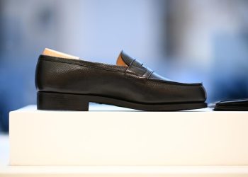 Un mocasín en una tienda Weston en París, el 6 de enero de 2023. Foto: AFP.