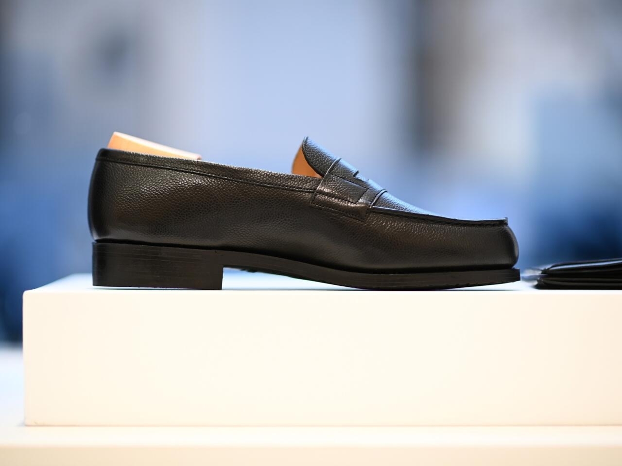 Un mocasín en una tienda Weston en París, el 6 de enero de 2023. Foto: AFP.