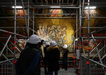 Inspección de los trabajos en el Baptisterio. Foto: AFP