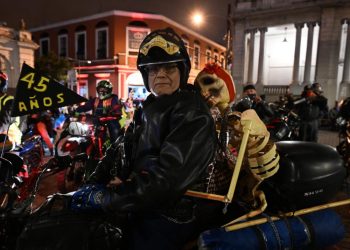 Ciclistas participan en la "Caravana del Zorro" desde la Plaza de la Constitución en la ciudad de Guatemala hasta Esquipulas, 222 km al este, para ver la imagen del Cristo Negro, el 4 de febrero de 2023. Foto: AFP.