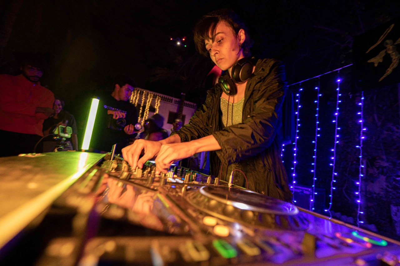 Las mujeres DJ van ganando espacio en El Cairo. Foto: AFP