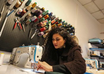 Alaa Adel, una de las pocas mujeres empresarias en Irak, en su taller de costura. Foto: AFP