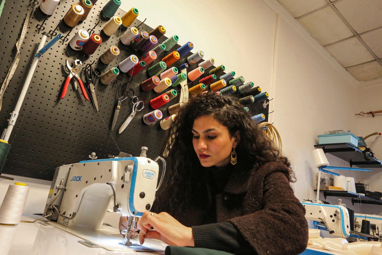 Alaa Adel, una de las pocas mujeres empresarias en Irak, en su taller de costura. Foto: AFP
