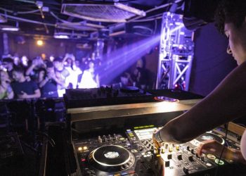 Mujeres DJ encienden las pistas de baile en Egipto. Foto: AFP.