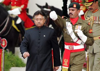 Pervez Musharraf cuando prestó juramento como presidente de Pakistán el 29 de noviembre de 2007 en Islamabad. Foto: AFP.