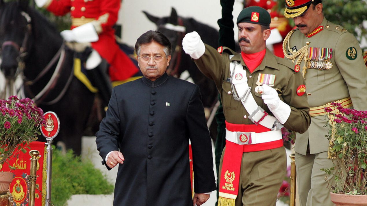 Pervez Musharraf cuando prestó juramento como presidente de Pakistán el 29 de noviembre de 2007 en Islamabad. Foto: AFP.