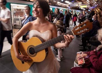 Eli Jadelot realiza su presentación con un vestido de novia en la estación del subterráneo 'Arts et Metiers' en Paris, Francia. Foto: AFP.