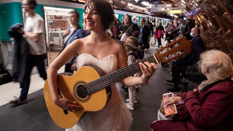 Eli Jadelot realiza su presentación con un vestido de novia en la estación del subterráneo 'Arts et Metiers' en Paris, Francia. Foto: AFP.