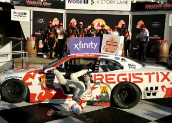 Piloto de Nascar se fractura la clavícula celebrando su triunfo