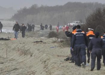 De acuerdo con los medios italianos, que hablan de unos 40 muertos, en el barco había entre 150 y 250 personas. Foto: AFP.