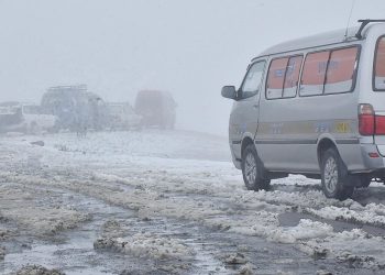 La nevada y neblina dificultan la visibilidad en la cumbre de La Paz. Foto: APG