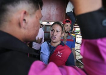 La jinete de toros Eveling Pérez habla con un miembro del equipo antes de participar en un evento tradicional de monta durante la celebración de las fiestas de la Virgen de la Candelaria en Teustepe, Nicaragua, el 5 de febrero de 2023. Foto: AFP.