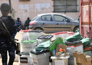 Un guardia está al cuidado de las boletas electorales de las elecciones presidenciales de Nigeria, en Onitsha, el 26 de febrero de 2023. Foto: AFP.