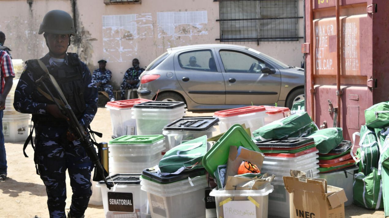 Un guardia está al cuidado de las boletas electorales de las elecciones presidenciales de Nigeria, en Onitsha, el 26 de febrero de 2023. Foto: AFP.