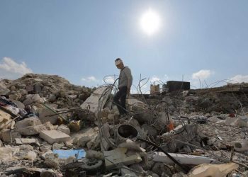 nino_sirio_por_los_escombros_tras_terremoto-en_siriajpg