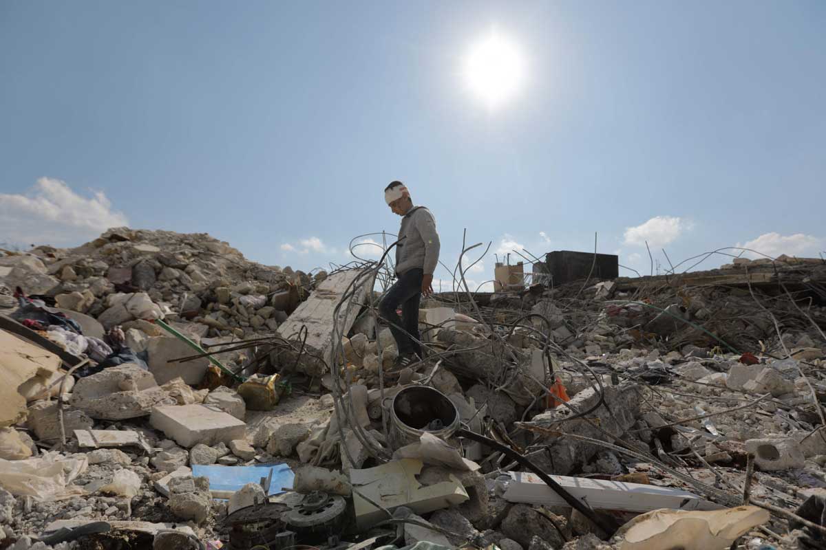nino_sirio_por_los_escombros_tras_terremoto-en_siriajpg