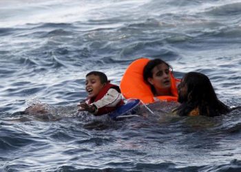 Refugiados caídos en el mar tras naufragar su barca frente a las costas griegas.Foto: AFP.