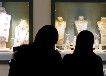 Algunas de las joyas de Noora Al Ansari, en la Feria de Joyería y Relojes de Doha el 21 de febrero de 2023 en Doha, Catar. Foto: AFP.