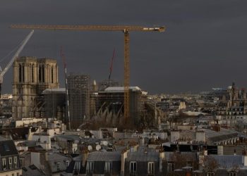 Una grúa trabaja sobre Notre-Dame de París el 1 de febrero de 2023, como parte de los trabajos de reconstrucción tras el incendio del 15 de abril de 2019. Foto: AFP.
