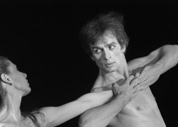 En esta foto de archivo tomada el 22 de junio de 1980 el bailarín de ballet de origen soviético Rudolf Nuréyev actúa con Ghislaine Thesmar durante una escena del ballet 'Tarde de Fauno' en Le Bourget para la 'Fete de la Liberté'. Foto: AFP.