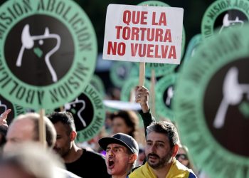 Miles de antitaurinos piden la abolición de las corridas de toros el 24 de septiembre de 2022 en el exterior de la plaza de Las Ventas, en Madrid. Foto: AFP.