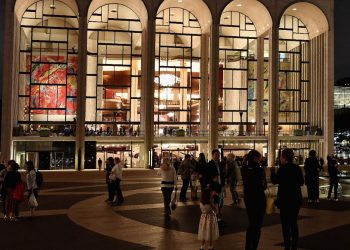 Edificio de la Ópera metropolitana (MET) de Nueva York, cuya programación incluirá este año una obra en español. Foto: AFP
