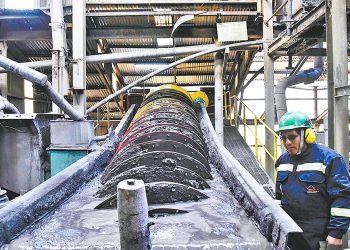 Oruro. Un trabajador de la empresa Colquiri realiza el proceso de concentrado del zinc.