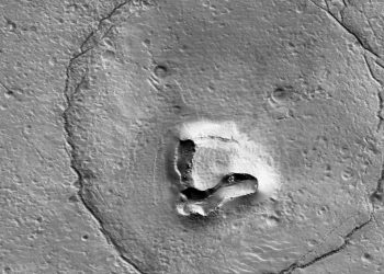 Más grande que uno oso terrestre: con una circunferencia de dos kilómetros, científicos avistan en la superficie de marte lo que parece ser el rostro de un osito. Foto: AFP.