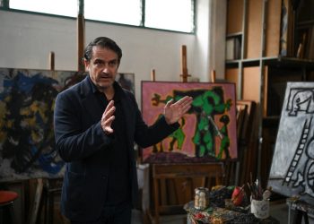 El hijo del artista venezolano Oswaldo Vigas (1923-2014) y presidente de la Fundación Oswaldo Vigas, Lorenzo Vigas, en el estudio de su padre, en Caracas el 13 de enero de 2023. Foto: AFP.