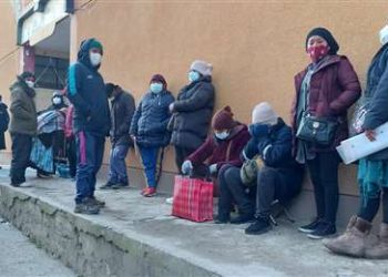 En el primer día de inscripción se registraron varias filas en las escuelas. Foto: Captura