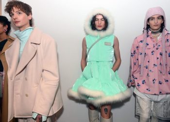 Modelos se preparan para el desfile de Palomo Spain en la Semana de la Moda de Nueva York, el 13 de febrero de 2023. Foto: AFP.