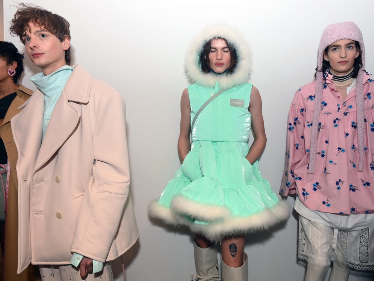 Modelos se preparan para el desfile de Palomo Spain en la Semana de la Moda de Nueva York, el 13 de febrero de 2023. Foto: AFP.