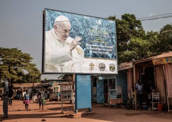 Un cartel de bienvenida al Papa en su viaje a Bangui, la capital de República Centroafricana, en 2015. Foto: AFP