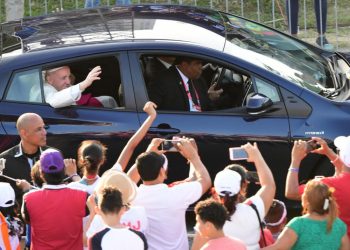 El papa Francisco visitó Panamá del 23 al 27 de enero de 2019. El auto que usó será rifado con la meta de recaudar un millón de dólares. Foto: AFP.