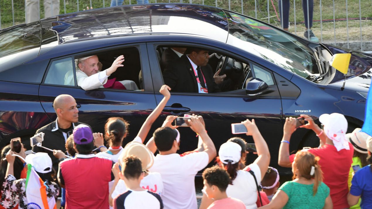 El papa Francisco visitó Panamá del 23 al 27 de enero de 2019. El auto que usó será rifado con la meta de recaudar un millón de dólares. Foto: AFP.