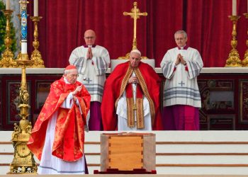 papa_francisco_se_despide_de_benedicto.jpg