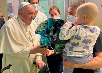 papa_regala_un_huevo_de_pascua_a_un_nino.jpg