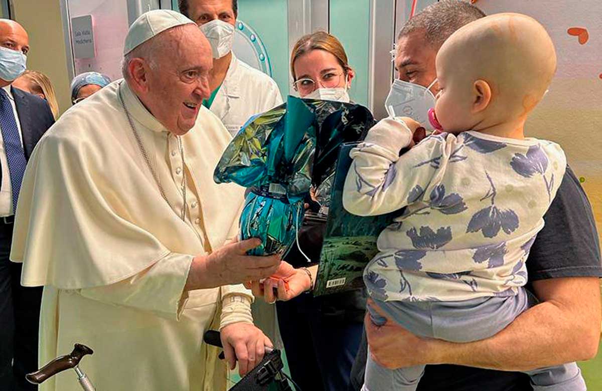 papa_regala_un_huevo_de_pascua_a_un_nino.jpg
