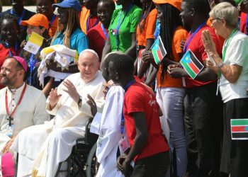 El papa Francisco (3º por la izda) habla con jóvenes tras una reunión con responsables religiosos en la catedral de Santa Teresa, en Juba, Sudán del Sur, el 4 de febrero de 2023. Foto: AFP.