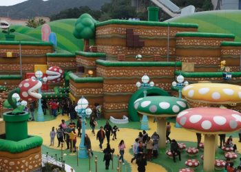 Visitantes exploran "Super Nintendo World", la atracción dedicada al universo de videojuegos de "Super Mario", en el parque de diversiones Universal Studios en Los Ángeles, el 13 de enero de 2023. Foto: AFP.