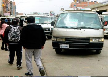 Minibuses en la ciudad alteña.