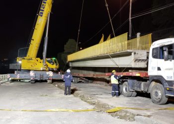 La Alcaldía de La Paz desmonta una pasarela dañada por las lluvias en la zona Sur