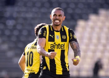 Un eufórico Peñarol busca quebrar al Racing de Costas en Libertadores
