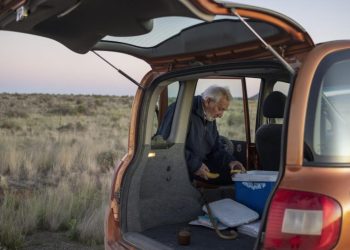 Frans Hugo en su coche el 24 de noviembre de 2022 en Calvinia, Sudáfrica. Foto: AFP.