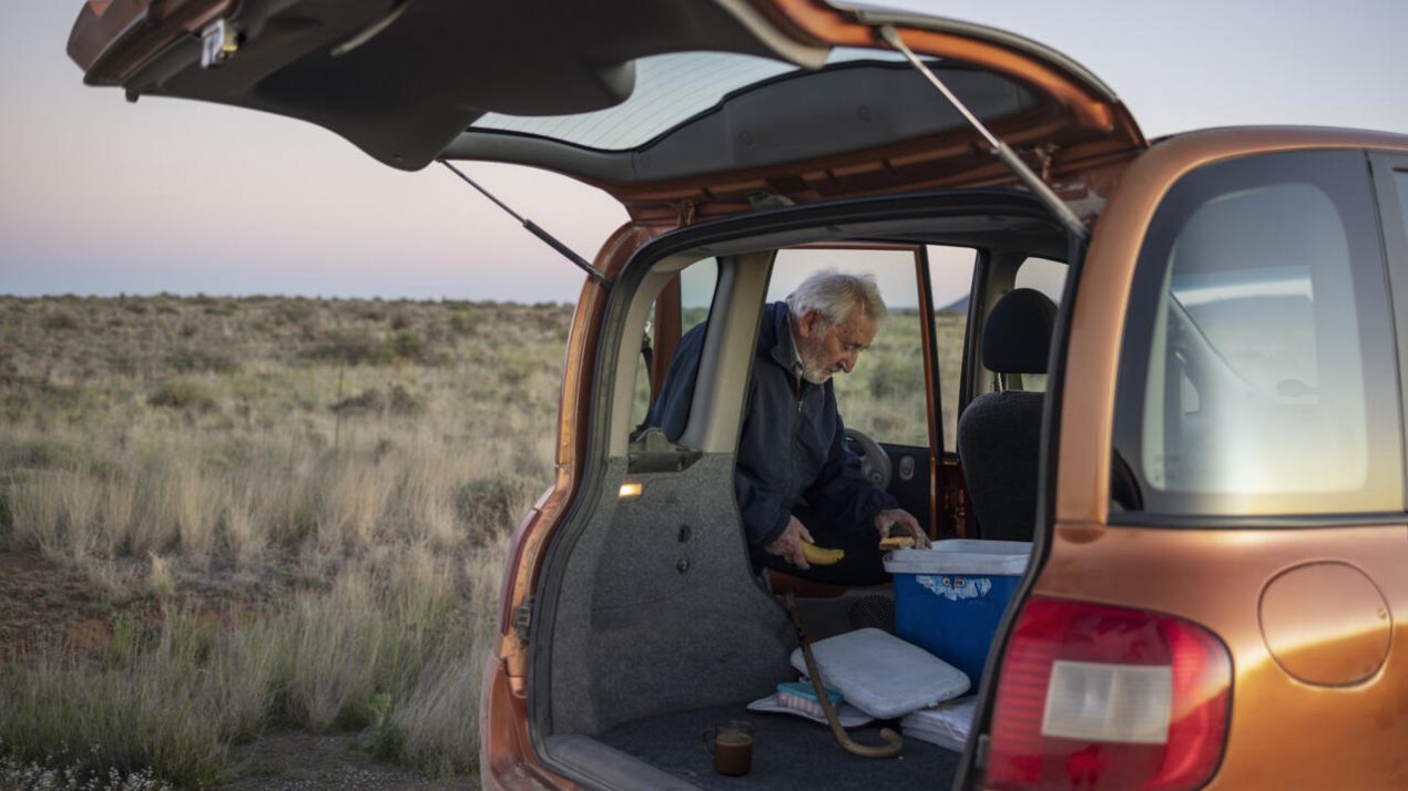 Frans Hugo en su coche el 24 de noviembre de 2022 en Calvinia, Sudáfrica. Foto: AFP.
