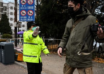 Uno de los periodistas hostigado por un guardia, en Pekín, China. Foto: AFP.